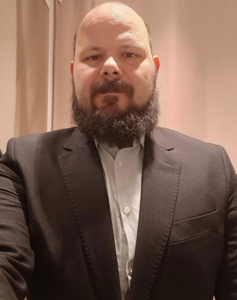 Ingatlanközvetítő